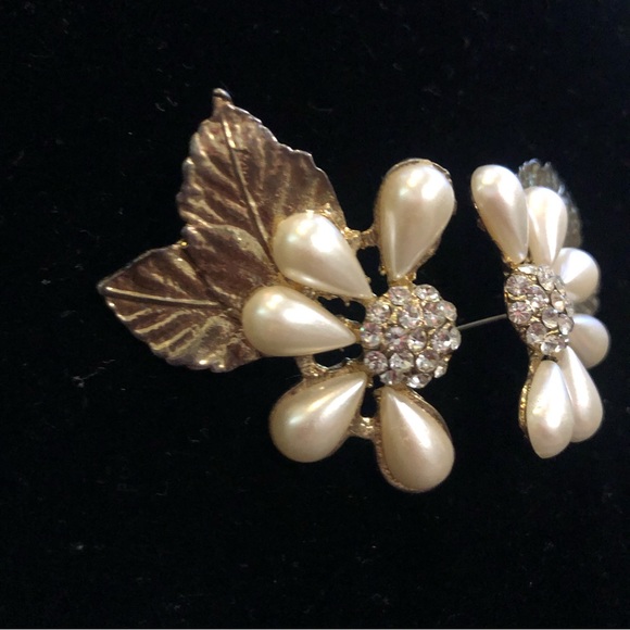 Faux Pearl/gold Vintaged earrings Floral leaves artistic 80s fashion jewellery. - Picture 3 of 9